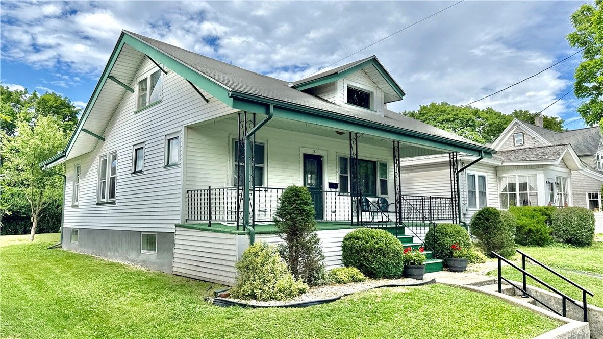 Backyard, Exterior, Facade, Queen Anne Victorian