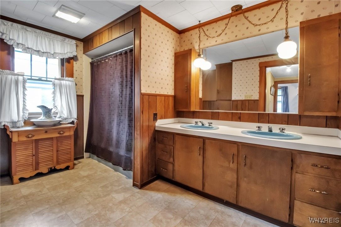 Bathroom, Dual Sink Vanities, Interior, Pendant Lights