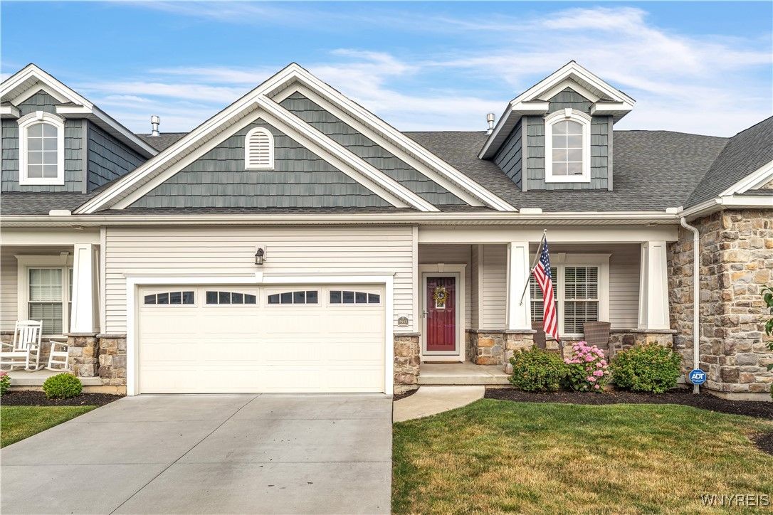 Attached, Exterior, Facade, American Craftsman