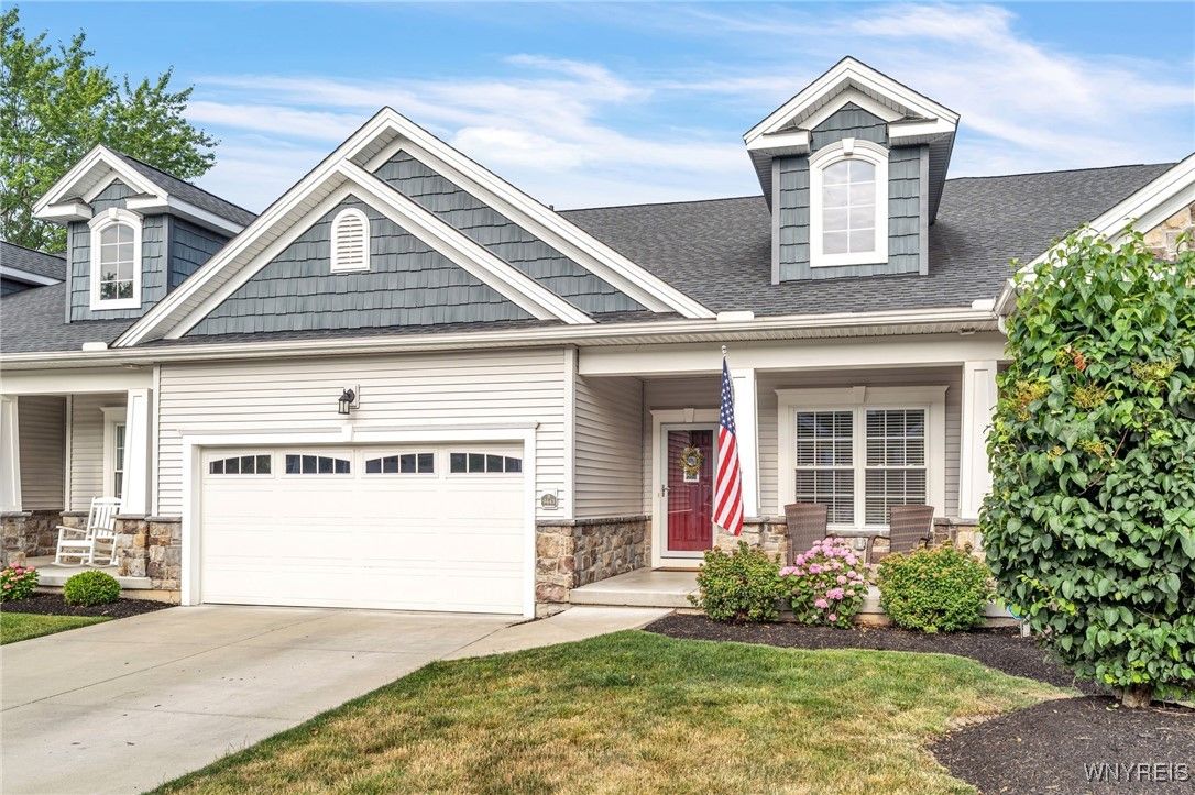 Attached, Exterior, Facade, Ranch