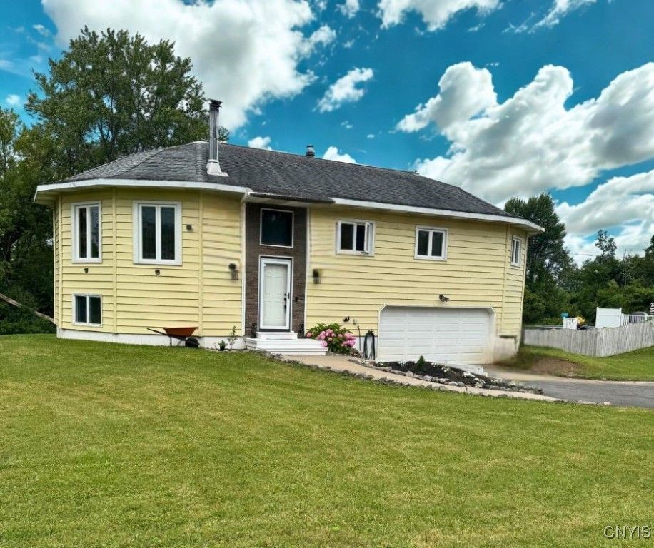 Attached, Exterior, Facade, Cape Cod