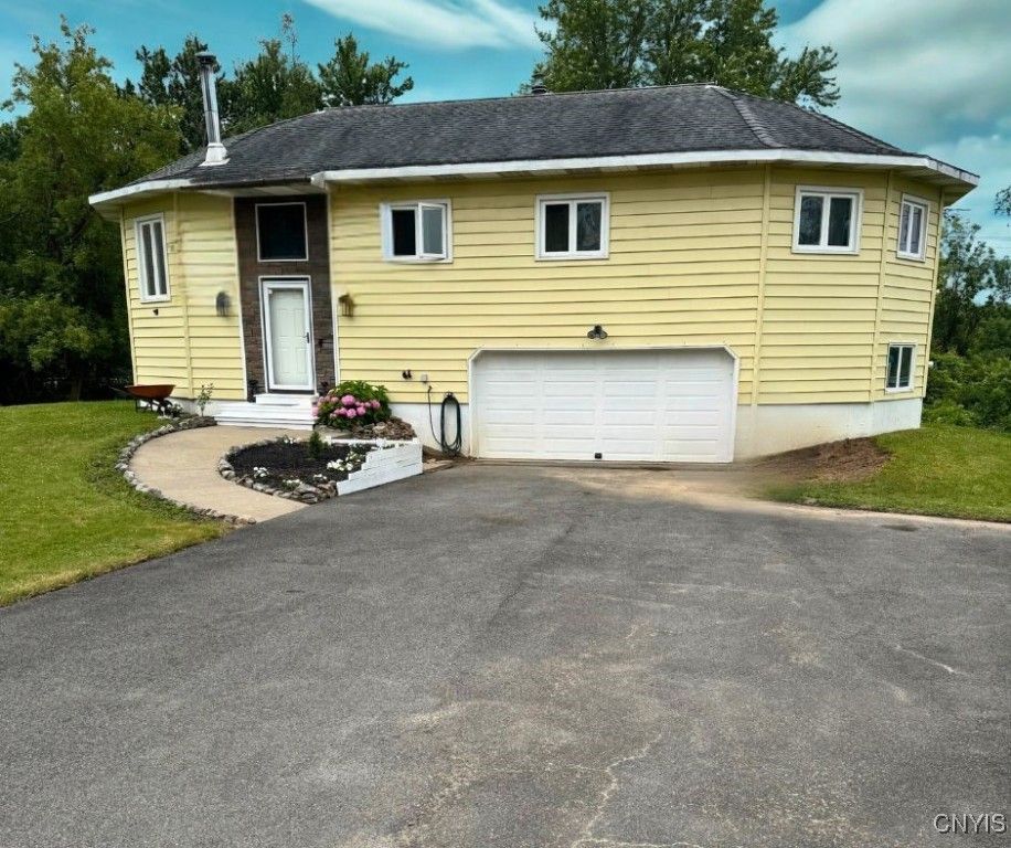 Attached, Exterior, Facade, Raised Ranch