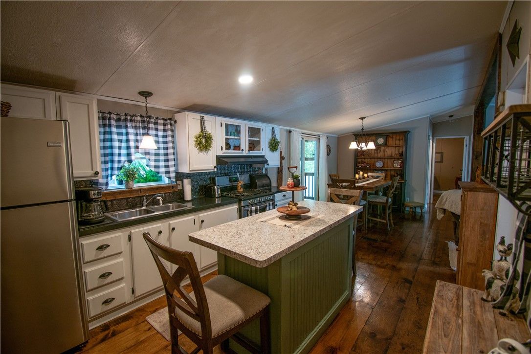 Chandelier, Dining room, Interior, Kitchen, Pendant Lights, Recessed Lighting, Wood Texture Flooring