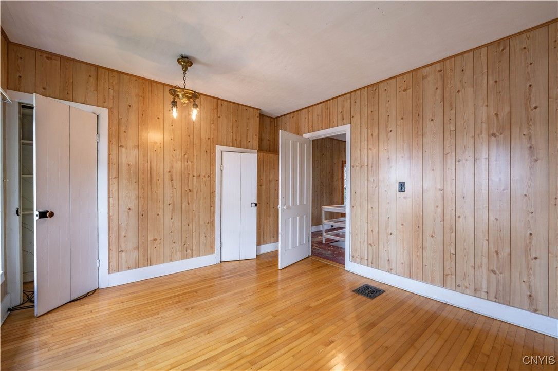 Empty room, Interior, Pendant Lights, Wood Texture Flooring, Wooden Walls