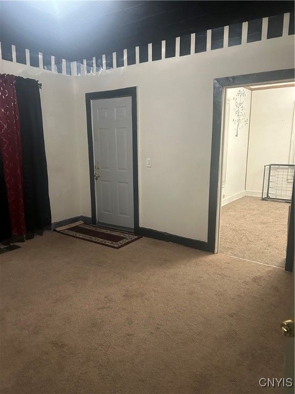 Empty room, Interior