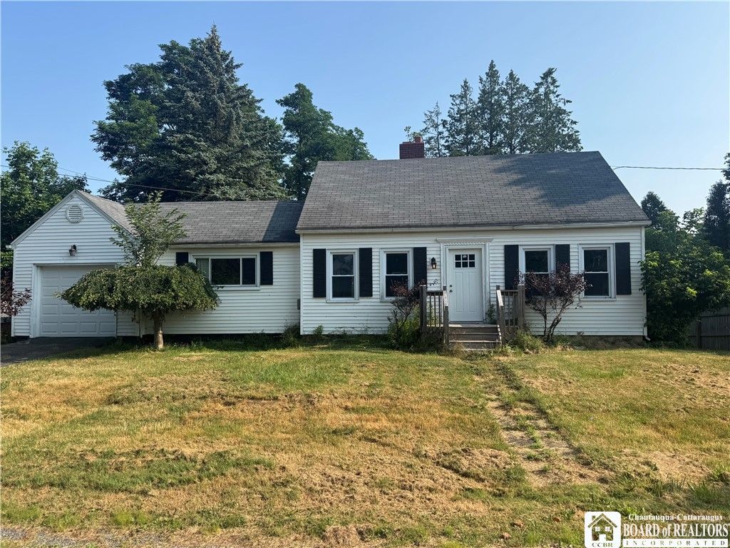 Attached, Exterior, Facade, Cape Cod