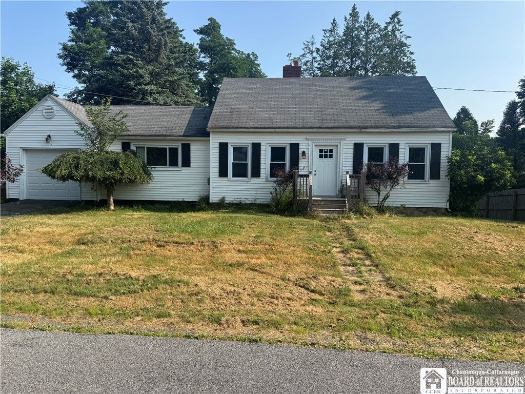 Attached, Exterior, Facade, Cape Cod