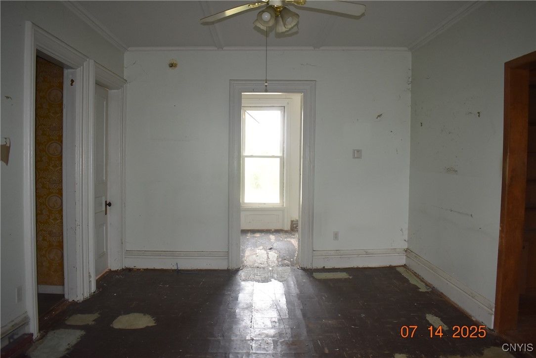Empty room, Interior