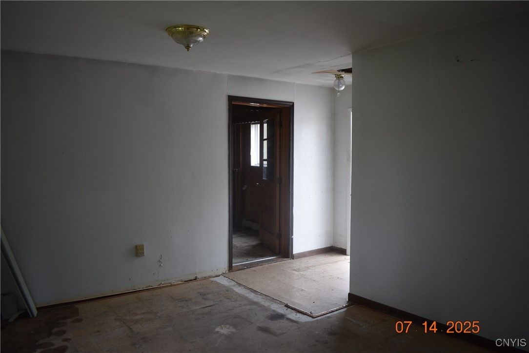 Empty room, Interior