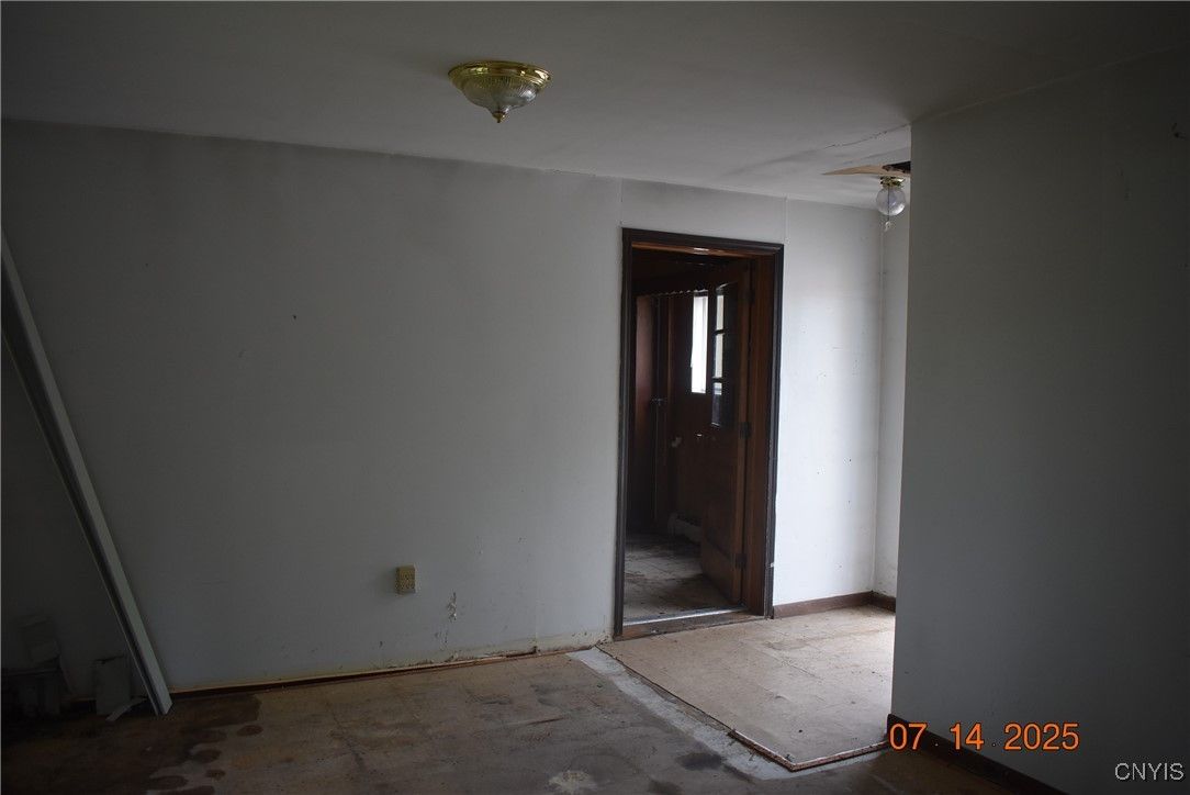 Empty room, Interior