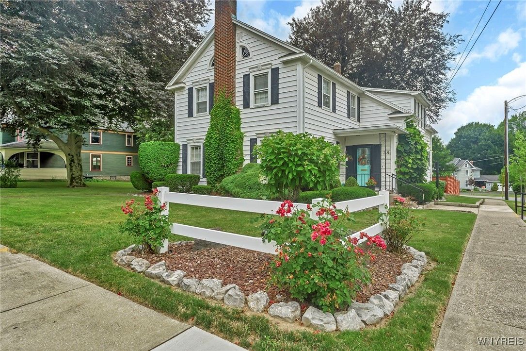 Exterior, Facade, Queen Anne Victorian