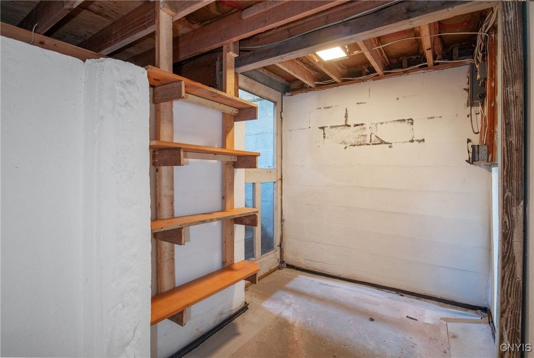 Empty room, Interior, Wooden Beams