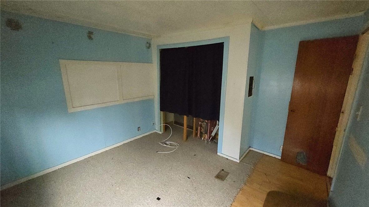 Empty room, Interior