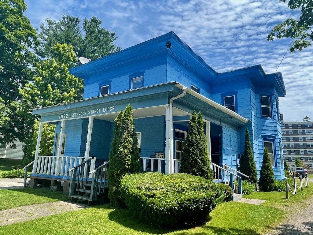 Exterior, Facade, American Foursquare