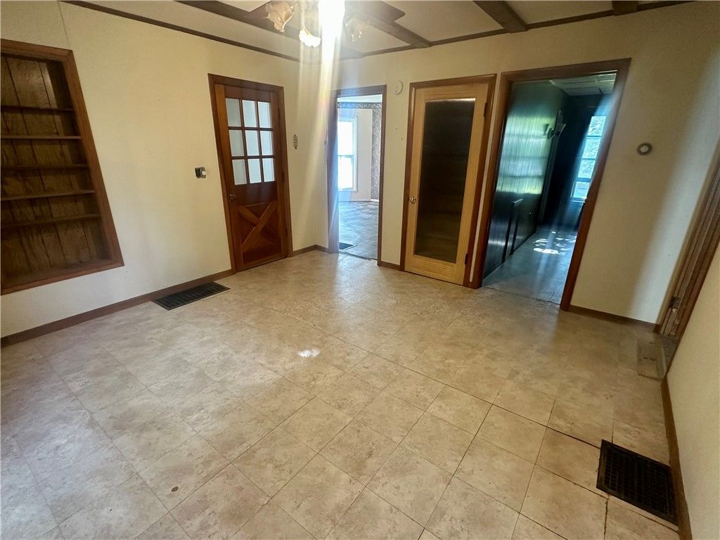Empty room, Interior