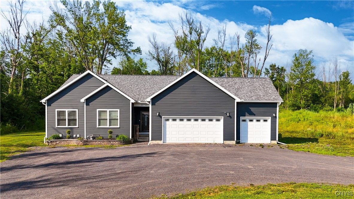Attached, Exterior, Facade, Ranch