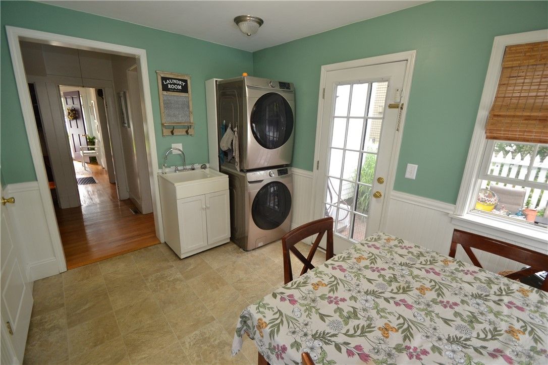 Bedroom, Interior, Utility Closets, Washer, Wood Texture Flooring