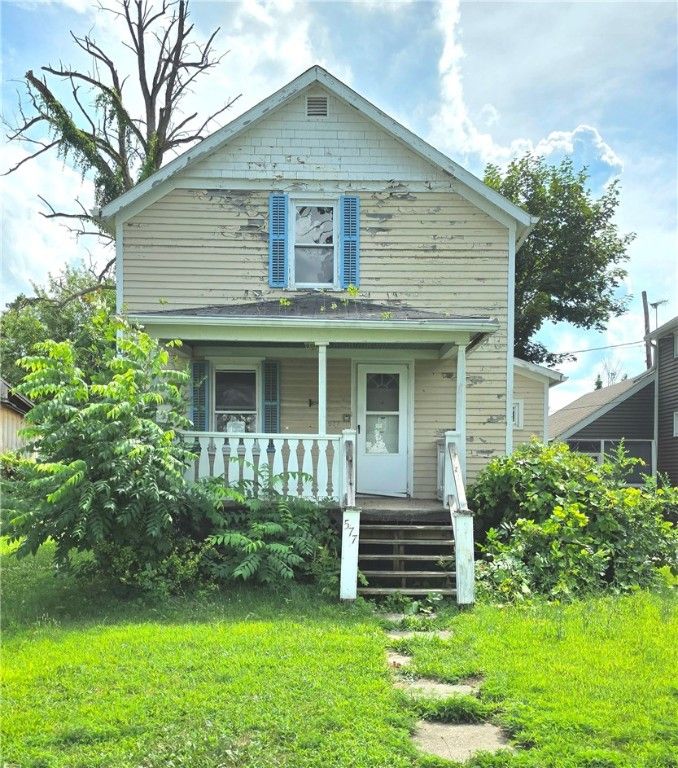 Exterior, Facade, Queen Anne Victorian