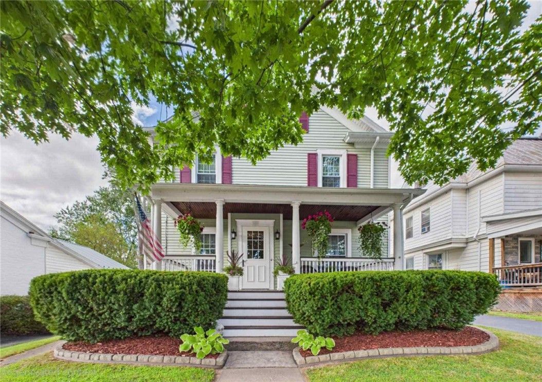 Exterior, Facade, American Foursquare
