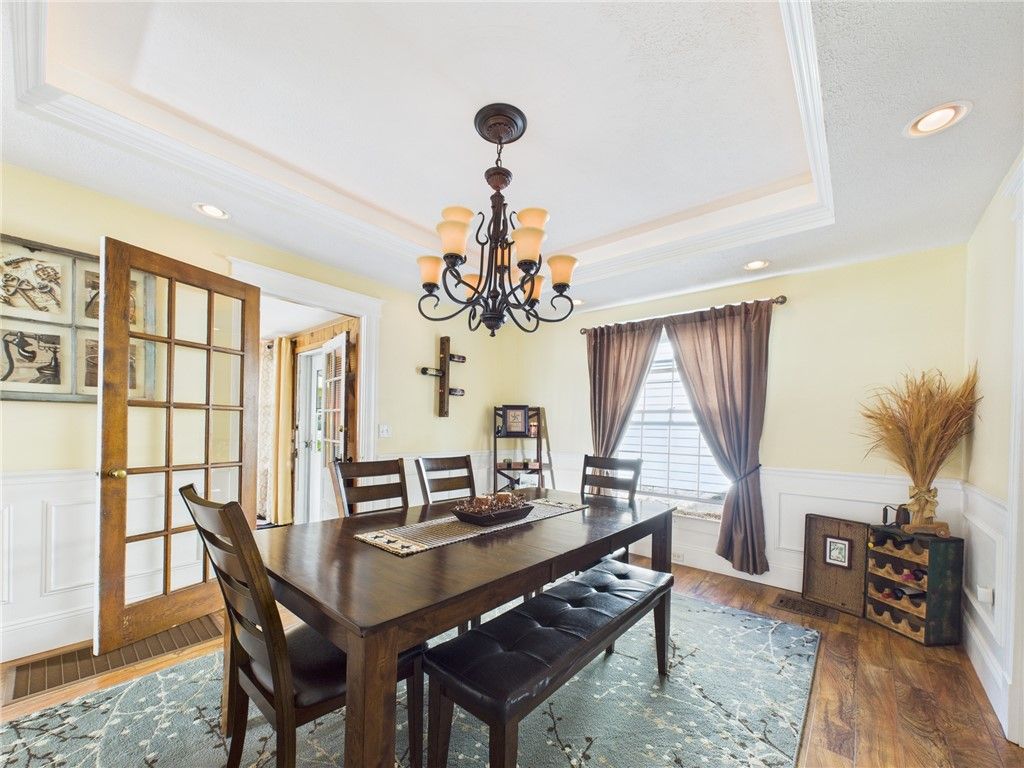 Chandelier, Dining room, Interior, Recessed Lighting, Wood Texture Flooring