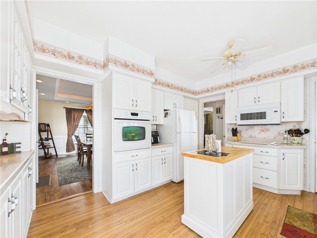 Dining room, Interior, Kitchen, Recessed Lighting, Wood Texture Flooring