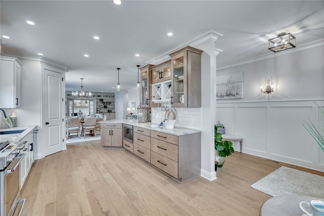 Chandelier, Dining room, Interior, Kitchen, Pendant Lights, Recessed Lighting, Wood Texture Flooring