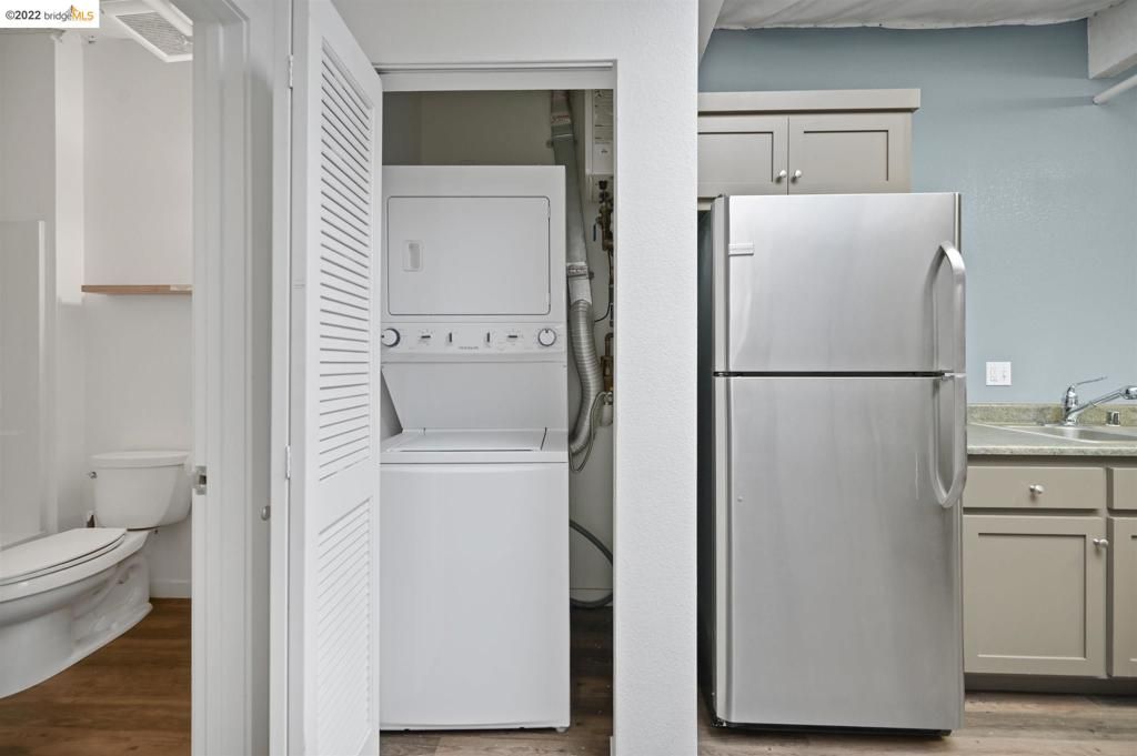 Interior, Utility Closets, Washer, Wood Texture Flooring