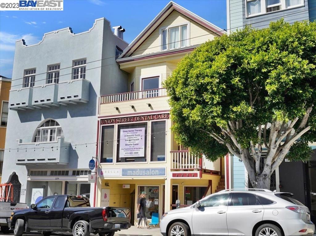 Exterior, Facade, Rowhouse