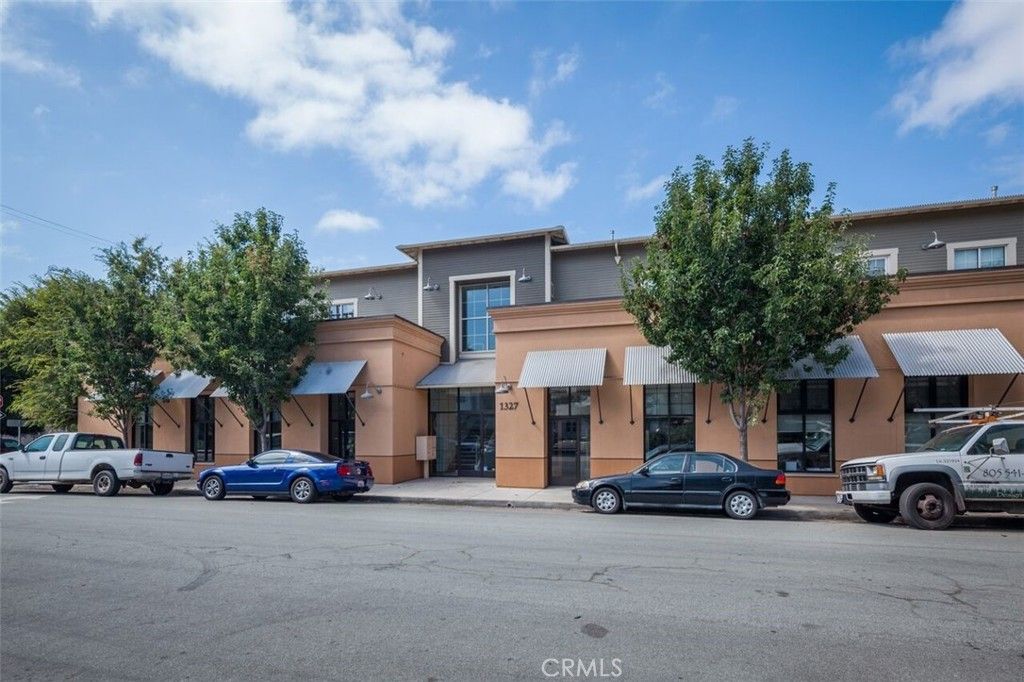 Exterior, Facade, Modern