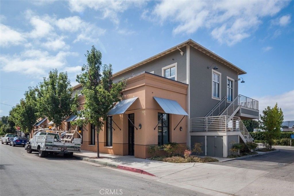 Exterior, Facade, Modern