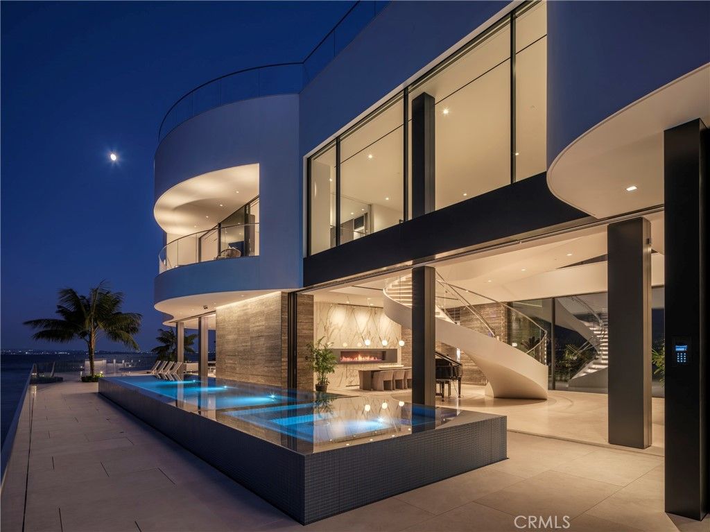 Exterior, Facade, Pool, Modern