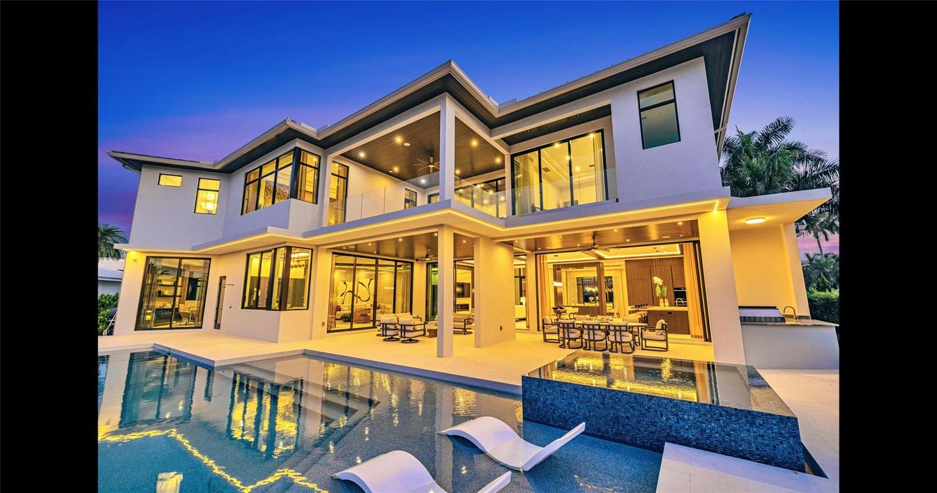 Exterior, Facade, Pool, Modern