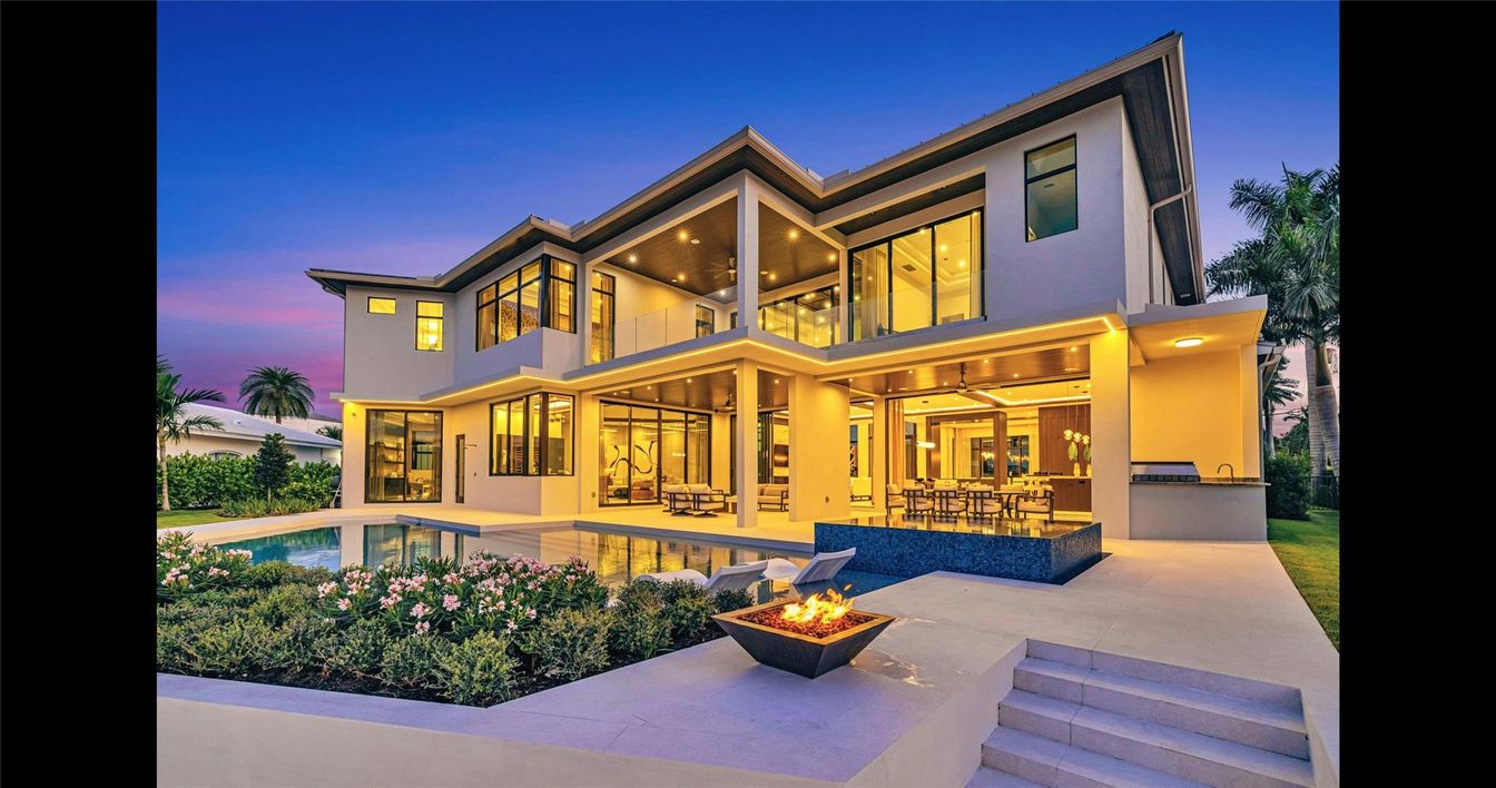 Exterior, Facade, Pool, Modern