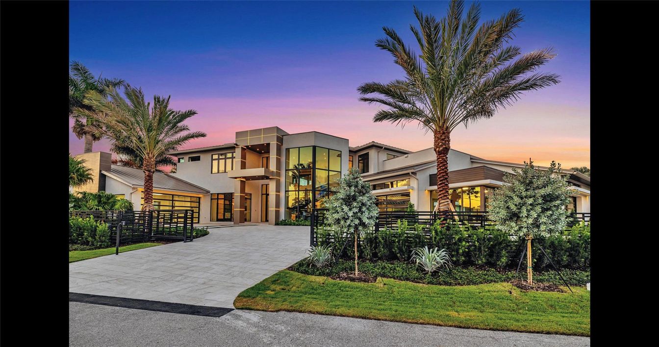 Attached, Backyard, Exterior, Facade, Modern