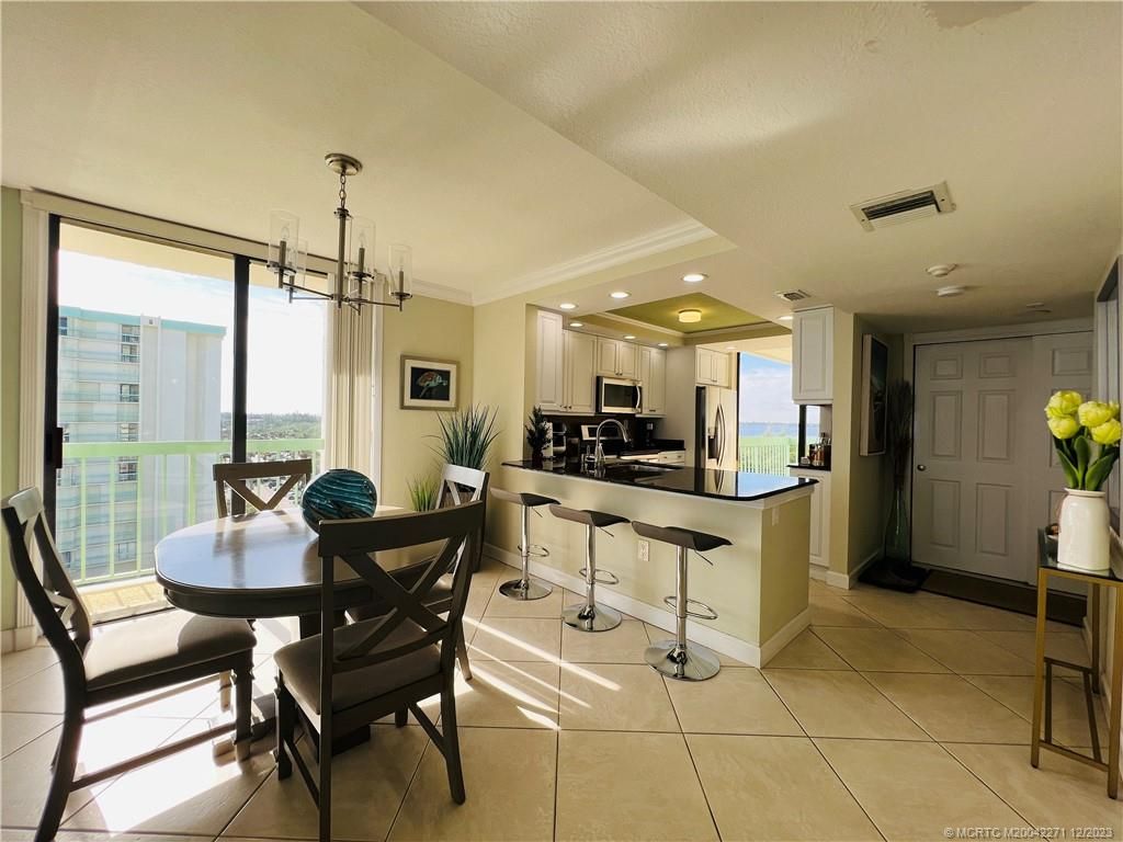 Dining room, Interior, Kitchen, Pendant Lights, Recessed Lighting, Stainless Steel Appliances