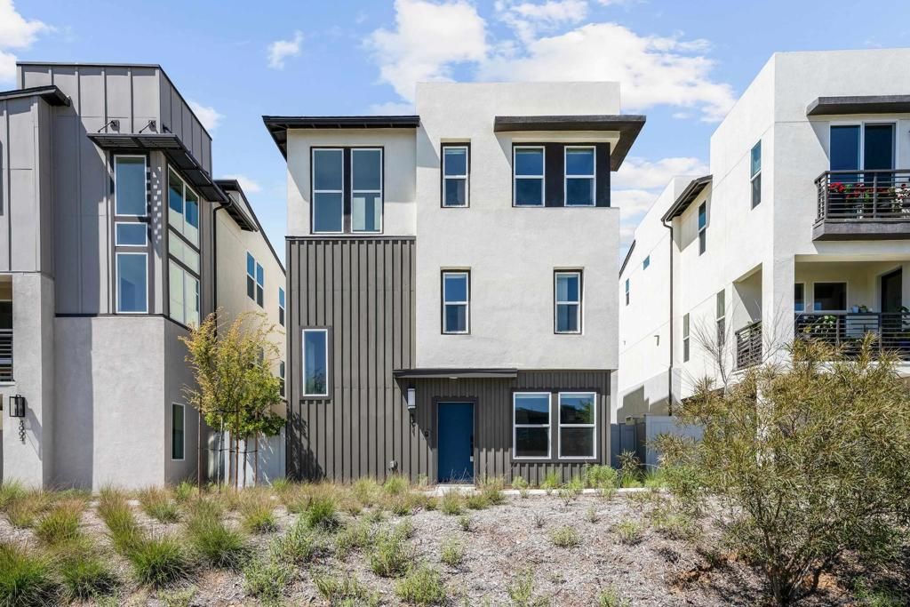 Exterior, Facade, Modern