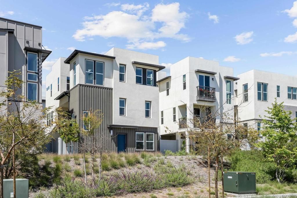 Exterior, Facade, Modern