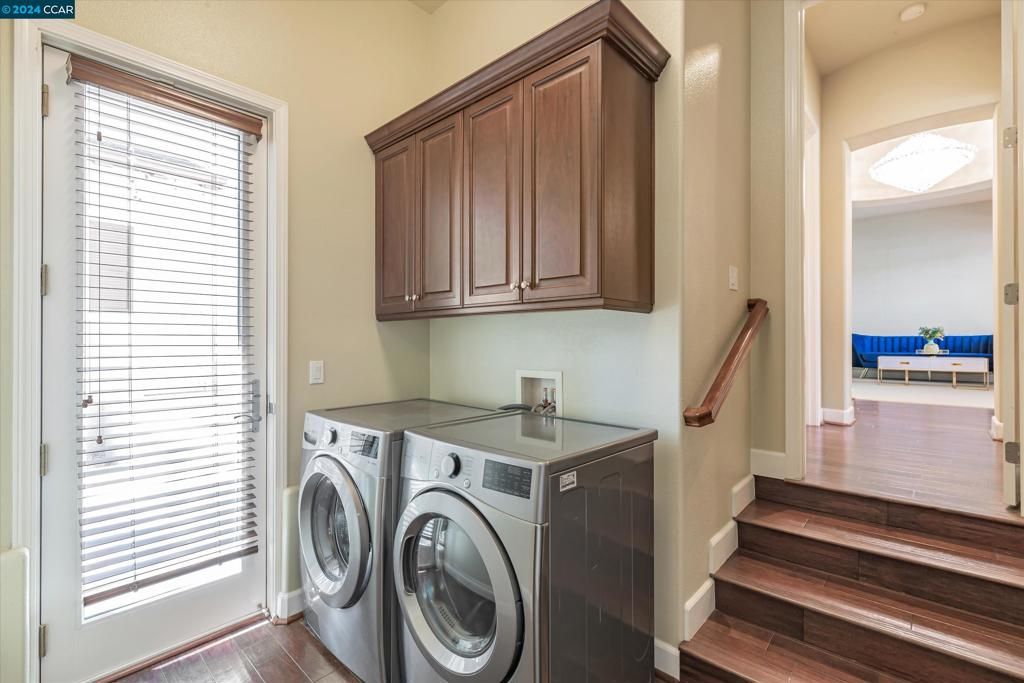 Interior, Washer, Wood Texture Flooring