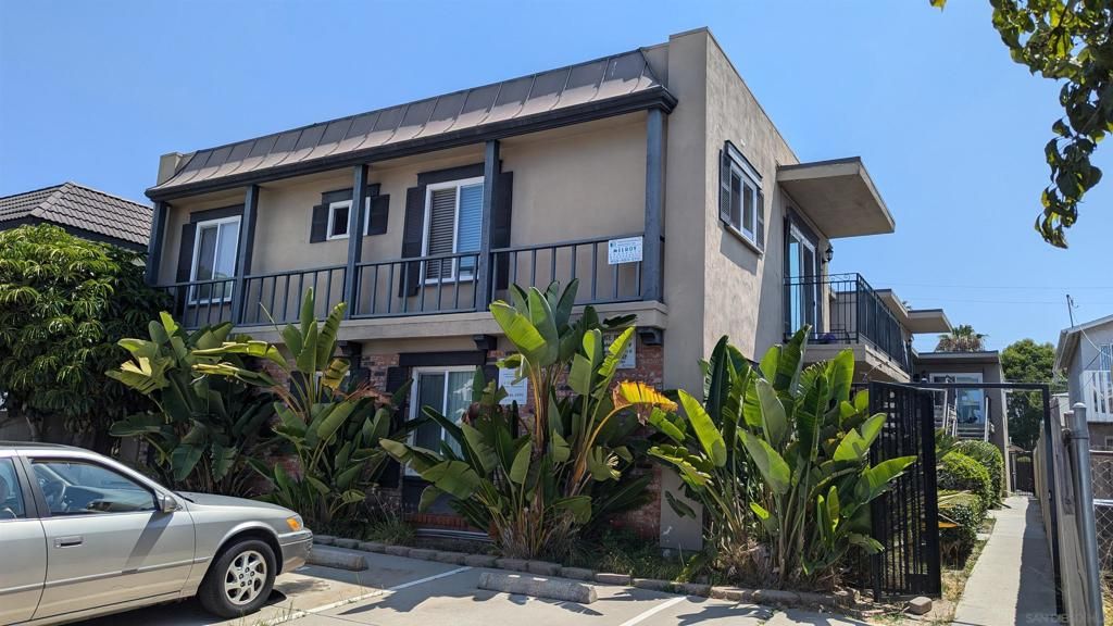 Exterior, Facade, Modern