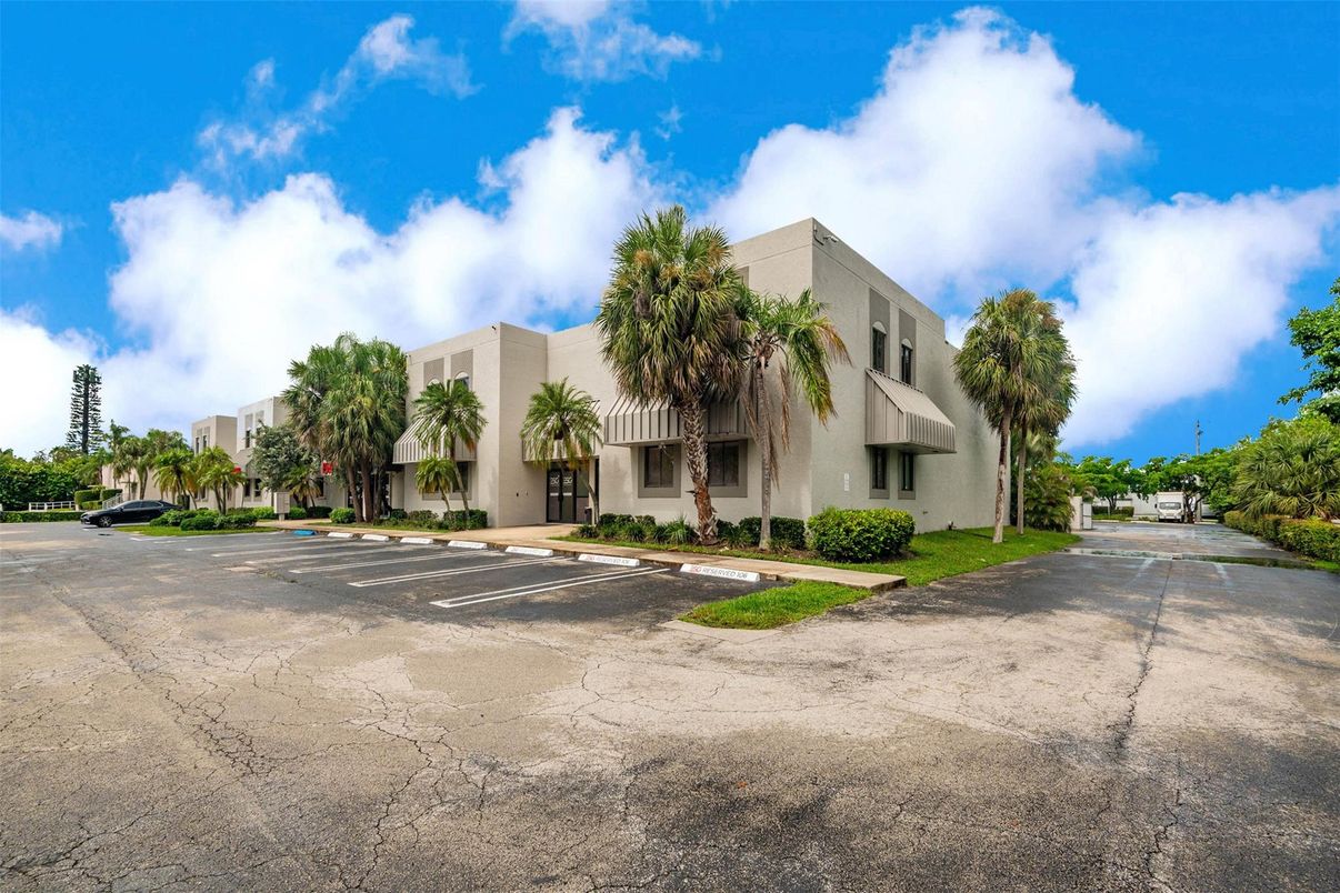 Exterior, Facade, Modern