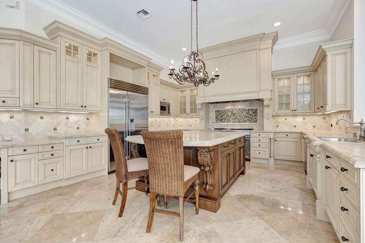 Chandelier, Dining room, Interior, Kitchen, Pendant Lights, Recessed Lighting, Stainless Steel Appliances