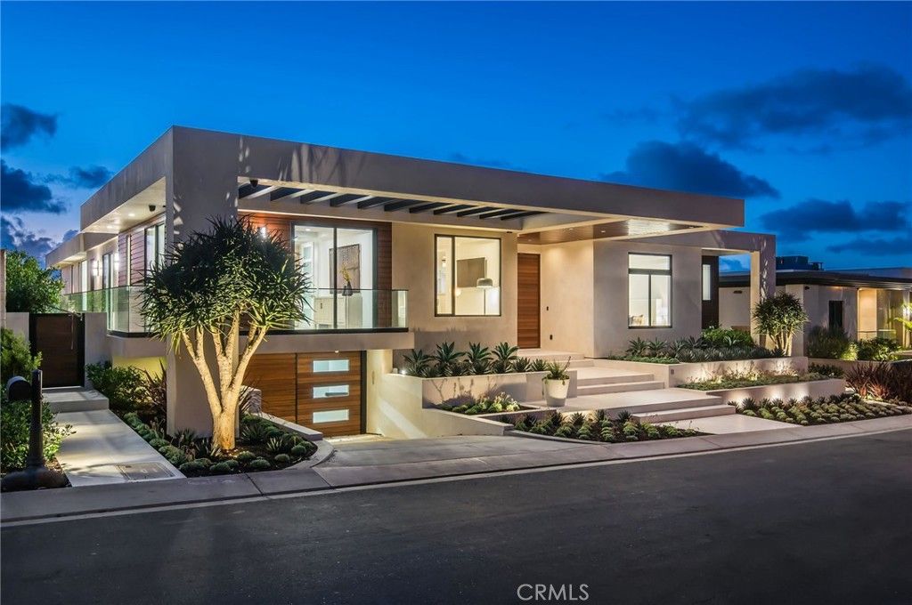 Exterior, Facade, Modern