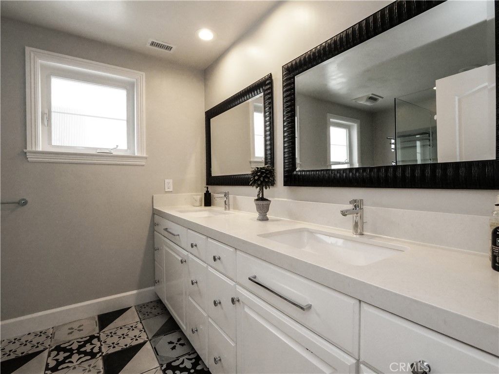 Bathroom, Dual Sink Vanities, Interior, Recessed Lighting