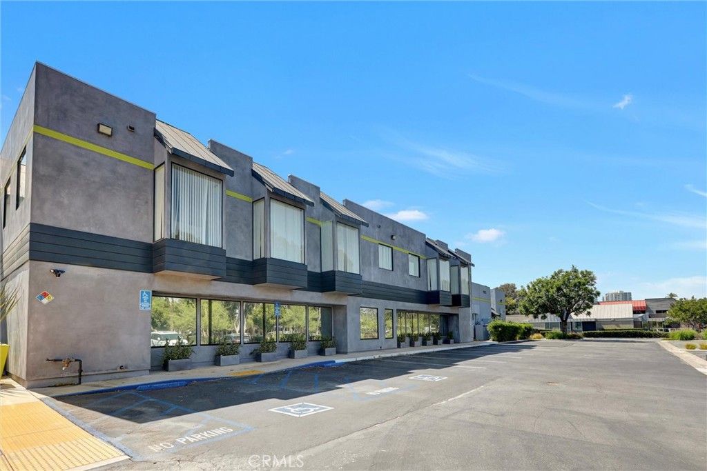 Exterior, Facade, Modern