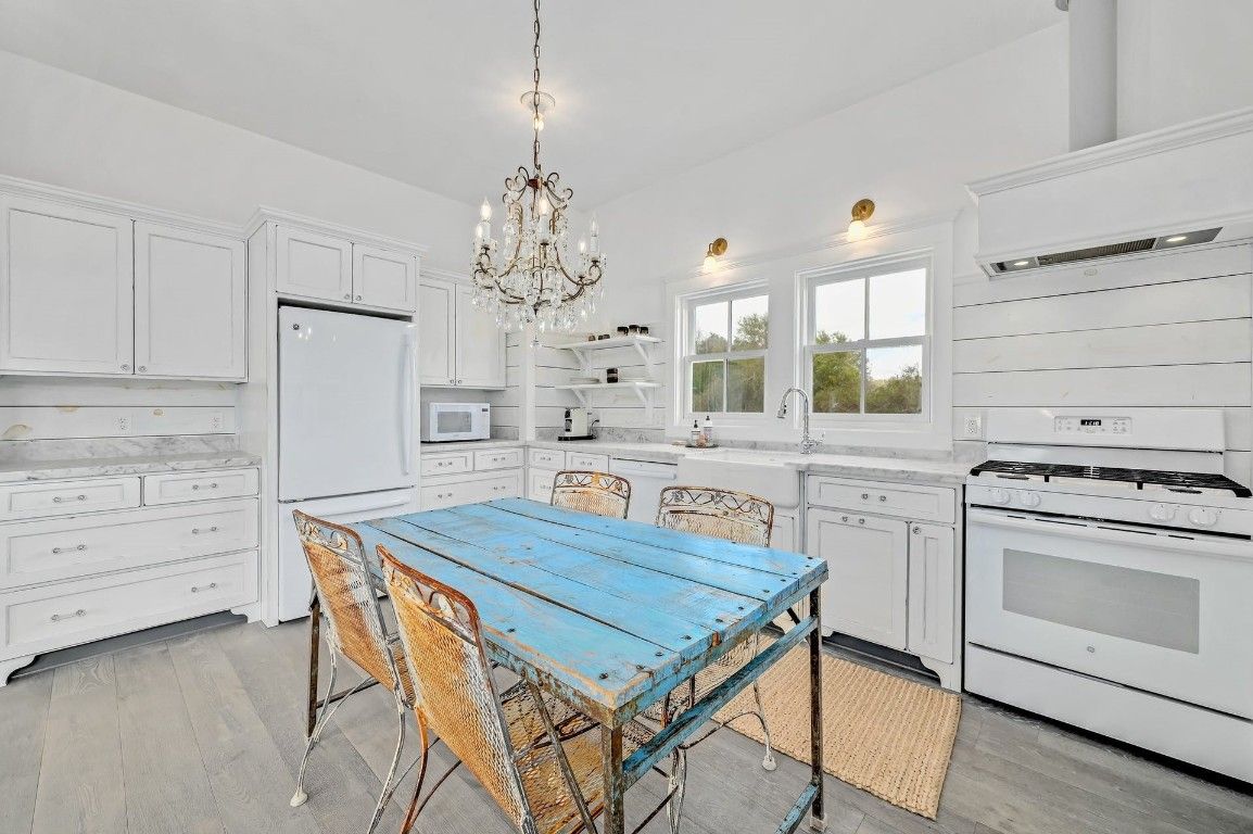 Chandelier, Dining room, Interior, Kitchen, Wood Texture Flooring