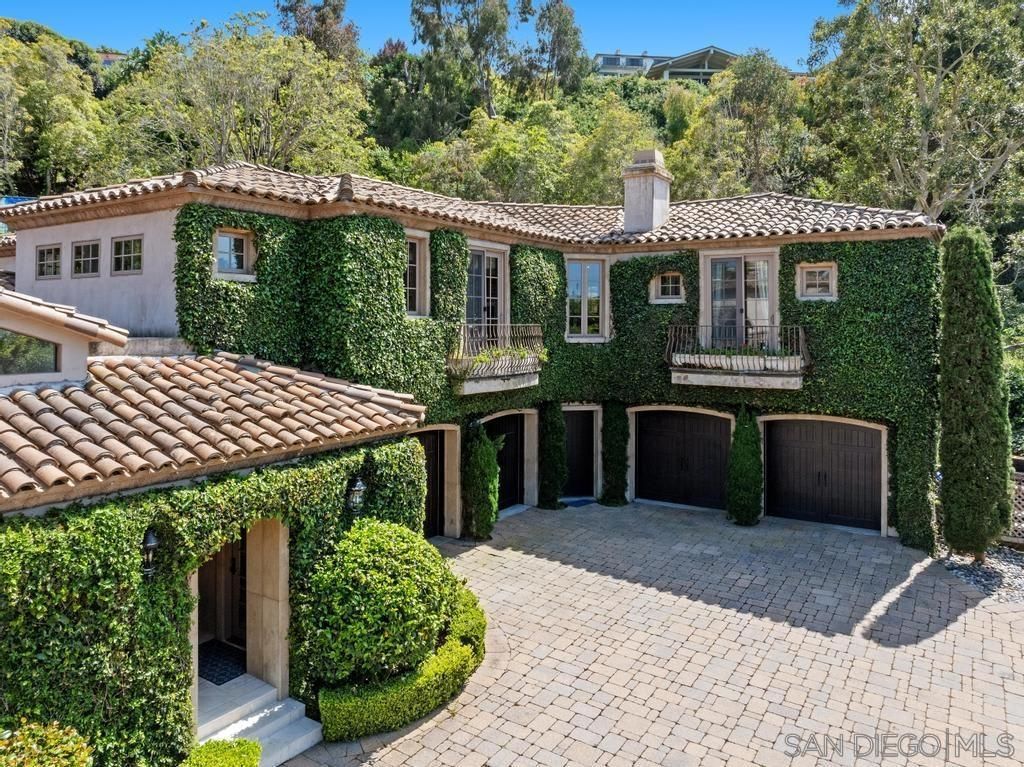 Exterior, Facade, Mediterranean