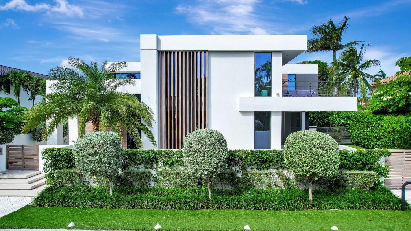 Exterior, Facade, Modern