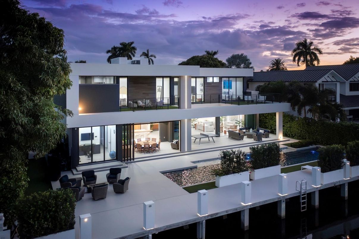 Exterior, Facade, Pool, Modern