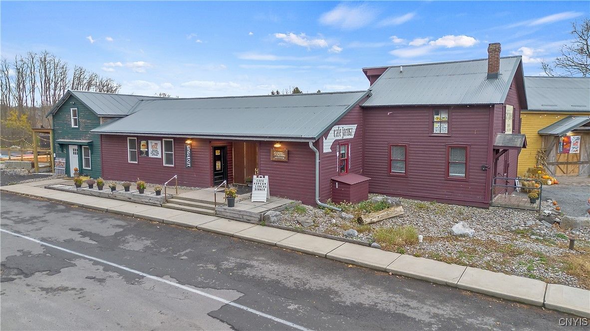 Exterior, Facade, Log Home