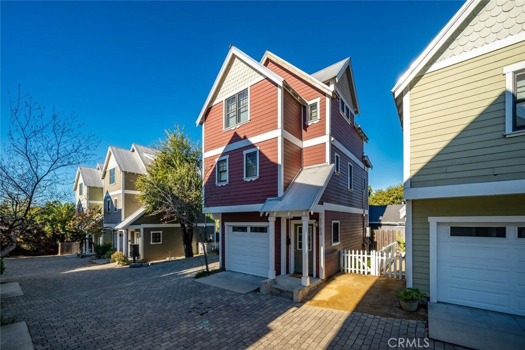 Attached, Exterior, Facade, Queen Anne Victorian